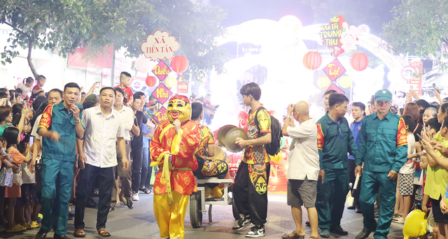 Xuất hiện đêm hội Thành Tuyên mang phiên bản Hà Nam khiến dân tình choáng ngợp - Ảnh 2.