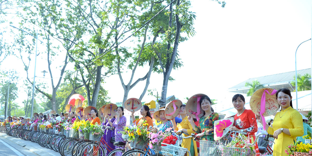Gần 200 phụ nữ tham gia chương trình áo dài đường phố hưởng ứng Lễ hội Thành Tuyên 2023 - Ảnh 9.