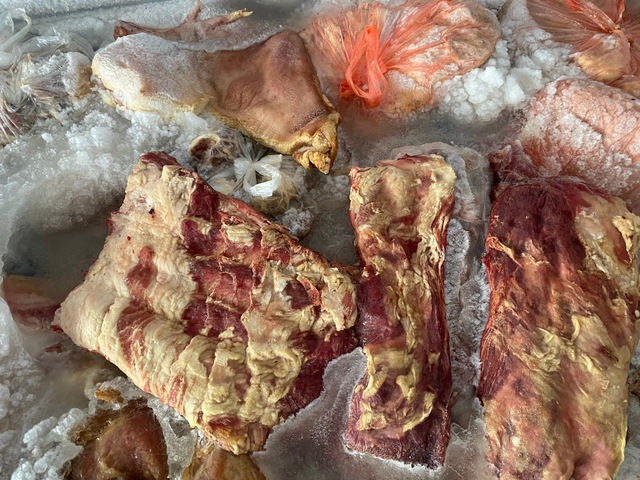 Kinh hoàng 3 tấn thịt lợn rỉ nước, bốc mùi hôi thôi được tiểu thương giấu giữa chợ dân sinh, chuẩn bị bày bán cho người đi chợ - Ảnh 3.