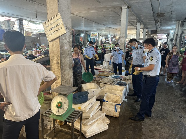 Kinh hoàng 3 tấn thịt lợn rỉ nước, bốc mùi hôi thôi được tiểu thương giấu giữa chợ dân sinh, chuẩn bị bày bán cho người đi chợ - Ảnh 2.