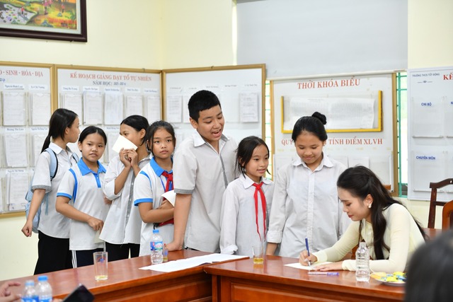 Hoa hậu Ban Mai tặng quà Trung thu ý nghĩa cho học sinh hoàn cảnh khó khăn - Ảnh 4.