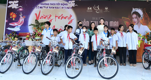 Hoa hậu Ban Mai tặng quà Trung thu ý nghĩa cho học sinh hoàn cảnh khó khăn - Ảnh 2.