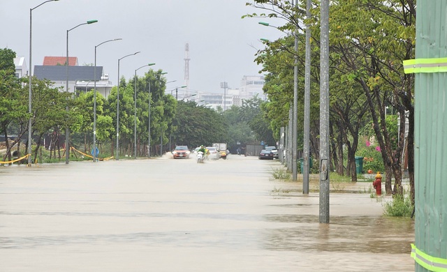 Mưa trắng trời, nhiều tuyến đường ở Huế bị ngập, giao thông đi lại khó khăn - Ảnh 8.