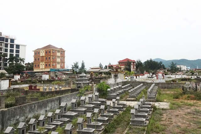 Sắp đóng cửa nghĩa trang nằm 'án ngữ' khu du lịch biển đẹp nhất Hà Tĩnh - Ảnh 1.
