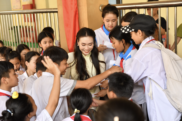 Hoa hậu Ban Mai tặng quà Trung thu ý nghĩa cho học sinh hoàn cảnh khó khăn - Ảnh 3.