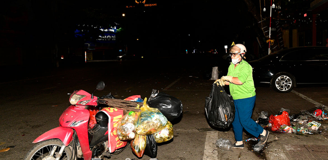 Xúc động trước hình ảnh bác lao công trắng đêm sau đêm hội Thành Tuyên để làm sạch phố phường - Ảnh 6.