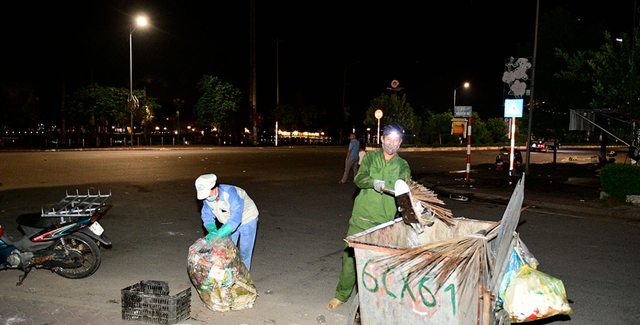 Xúc động trước hình ảnh bác lao công trắng đêm sau đêm hội Thành Tuyên để làm sạch phố phường - Ảnh 7.