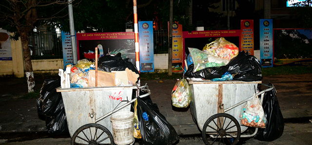 Xúc động trước hình ảnh bác lao công trắng đêm sau đêm hội Thành Tuyên để làm sạch phố phường - Ảnh 9.