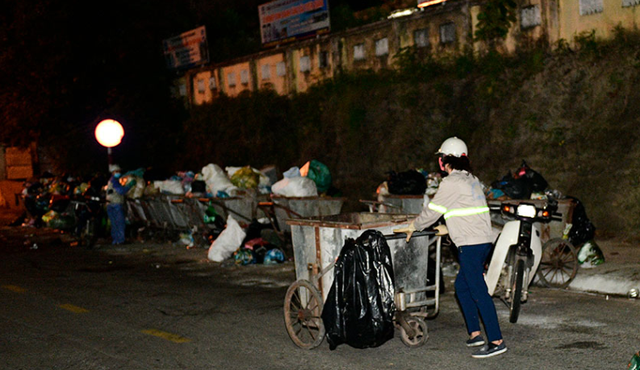 Xúc động trước hình ảnh bác lao công trắng đêm sau đêm hội Thành Tuyên để làm sạch phố phường - Ảnh 8.