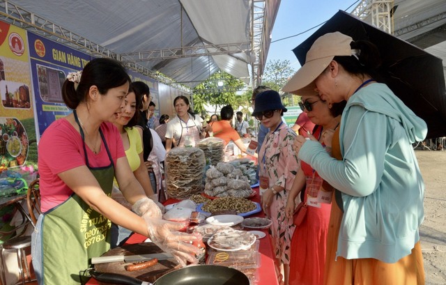 Cận cảnh món &quot;vũ nữ chân dài&quot; là một trong những tinh hoa ẩm thực Việt tại Lễ hội ẩm thực Tuyên Quang - Ảnh 5.