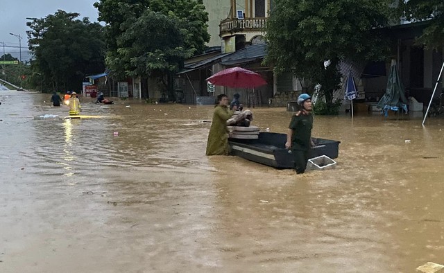 Mưa lớn, thủy điện xả lũ, nhiều bản làng ở Nghệ An bị chia cắt - Ảnh 4.