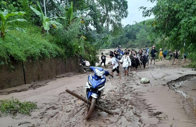 Xúc động hình ảnh thầy giáo lội bùn cõng học sinh đến trường - Ảnh 2.