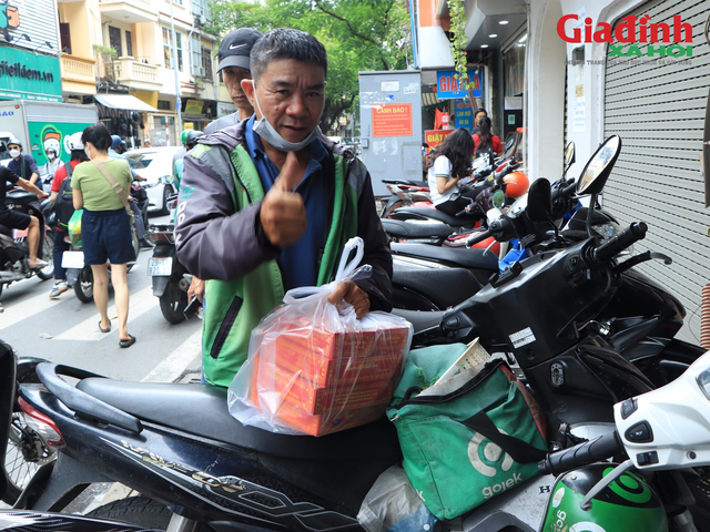 Sát Tết Trung thu, người Hà Nội 'đội' mưa, xếp hàng hơn 2 giờ mới mua bánh Trung thu truyền thống - Ảnh 4.