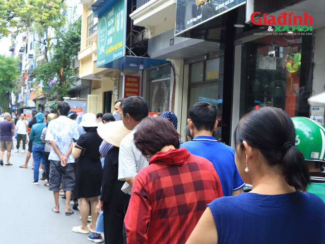 Sát Tết Trung thu, người Hà Nội 'đội' mưa, xếp hàng hơn 2 giờ mới mua bánh Trung thu truyền thống - Ảnh 6.