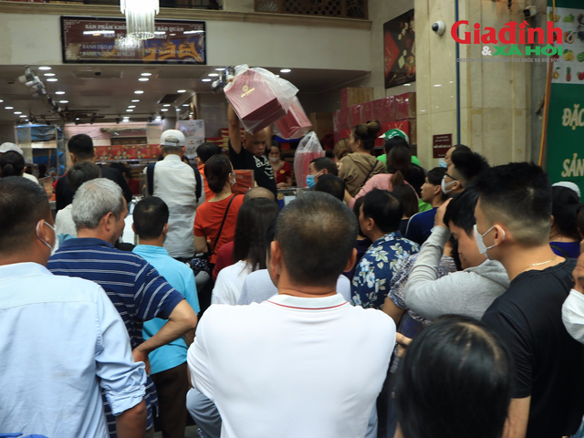 Sát Tết Trung thu, người Hà Nội 'đội' mưa, xếp hàng hơn 2 giờ mới mua bánh Trung thu truyền thống - Ảnh 7.