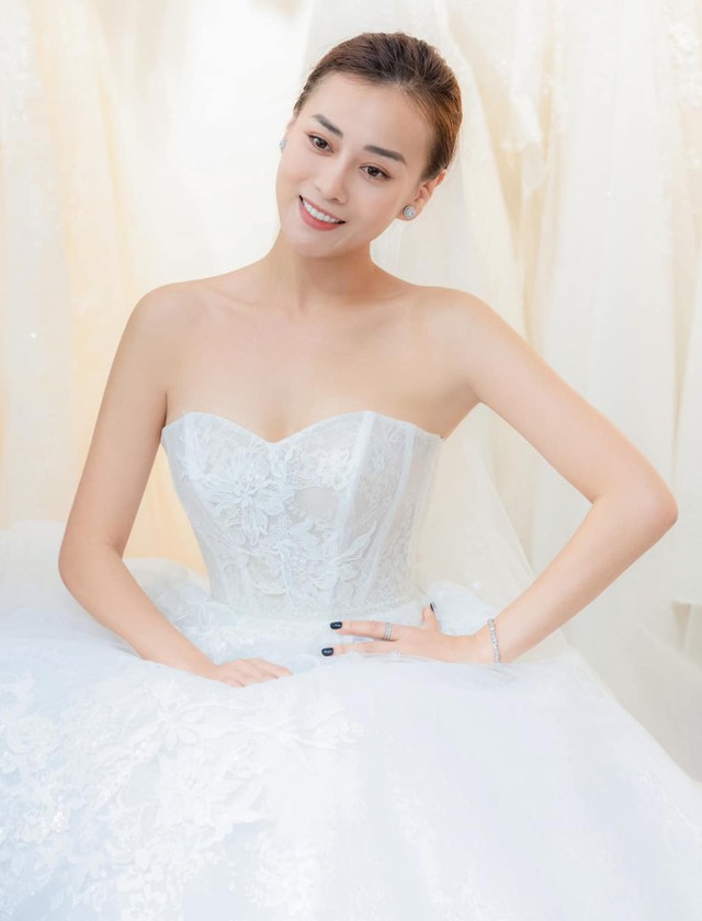 Đám cưới Phương Oanh - Shark Bình: Nữ chính thử váy cưới chuẩn bị cho ngày trọng đại sau 2 tháng làm đám hỏi