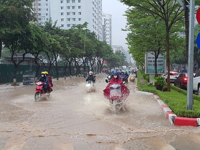 Thời tiết Hà Nội 3 ngày tới: Thủ đô còn mưa xối xả, người dân phải lội nước đi làm? - Ảnh 1.