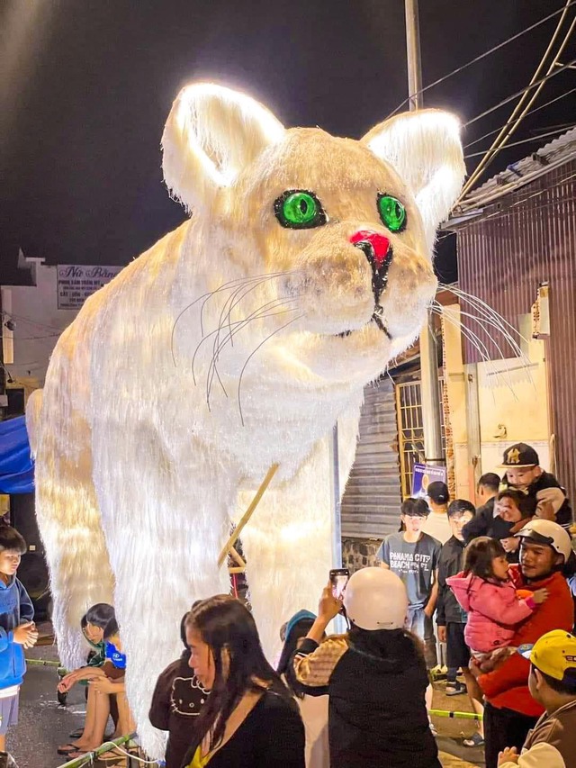 Lâm Đồng: Xuất hiện dàn mèo ‘giang hồ khét tiếng’ trong Lễ hội Trung thu khiến cộng đồng mạng choáng ngợp - Ảnh 8.