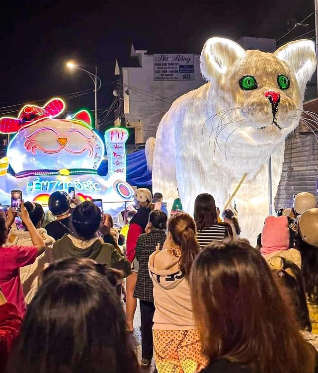Lâm Đồng: Xuất hiện dàn mèo ‘giang hồ khét tiếng’ trong Lễ hội Trung thu khiến cộng đồng mạng choáng ngợp - Ảnh 12.