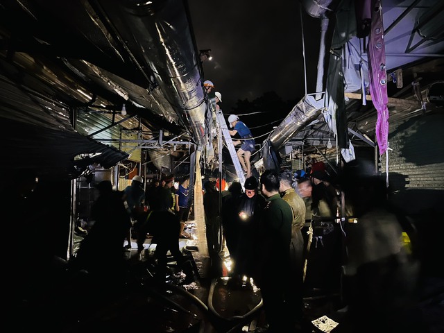 Quảng Bình: Chợ Ba Đồn cháy trong đêm, ước tính thiệt hại hàng tỷ đồng - Ảnh 1.
