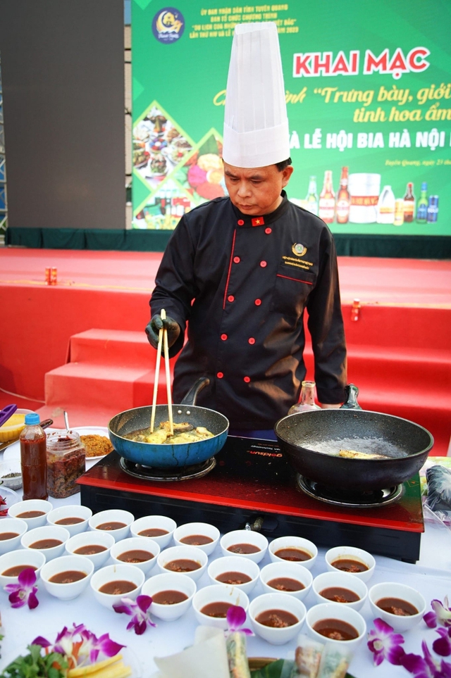 Ấn tượng màn quảng diễn 'cá lăng đốt trà cổ thụ Shan tuyết' của nghệ nhân Lê Văn Khánh ở Lễ hội Thành Tuyên - Ảnh 3.