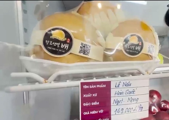 Hà Nội: Hàng trăm quả lê nâu, lê sữa Trung Quốc được 'phù phép' thành lê Hàn Quốc chính hãng, giá bán trên trời - Ảnh 2.