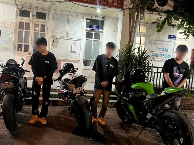Đi xe phân khối lớn vào cao tốc, ba thanh niên quê Thanh Hoá bị CSGT 'tóm gọn' - Ảnh 1.