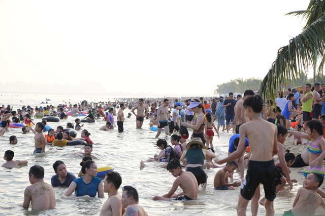 Nghỉ lễ 2/9: Quảng Ninh chật kín, Hải Phòng khách du lịch nườm nượp đổ về  - Ảnh 4.