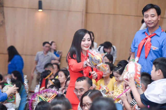 Hoa hậu Phan Kim Oanh và Top 4 Mrs Grand Vietnam 2023 trao quà trung thu - Ảnh 1.
