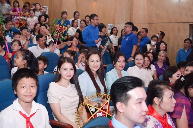 Hoa hậu Phan Kim Oanh và Top 4 Mrs Grand Vietnam 2023 trao quà trung thu - Ảnh 2.