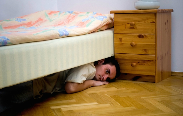 Trốn dưới gầm giường trốn tình địch khi đang &quot;thân mật&quot; dở, chàng trai không dám ngủ vì sợ ngáy thì sẽ bại lộ - Ảnh 1.