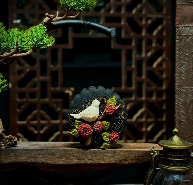 Loại bánh Trung thu tinh than tre nhà anh Toàn được làm với hình 3D nổi vô cùng bắt mắt.