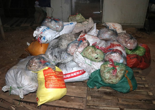 Kinh hoàng hơn 1 tấn bì lợn thối, tiểu thương ở Thái Nguyên vẫn bày bán công khai - Ảnh 2.