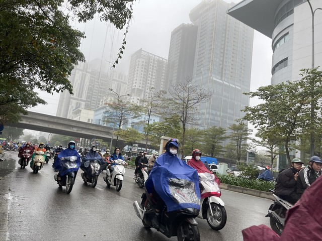 Hà Nội và miền Bắc lặp lại điệp khúc thời tiết khiến nhiều người dân ngại ra đường  - Ảnh 2.