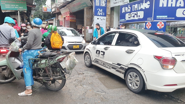 Hà Nội: Người dân 'chênh vênh' khi di chuyển qua con ngõ 'huyết mạch' chờ mở rộng - Ảnh 6.