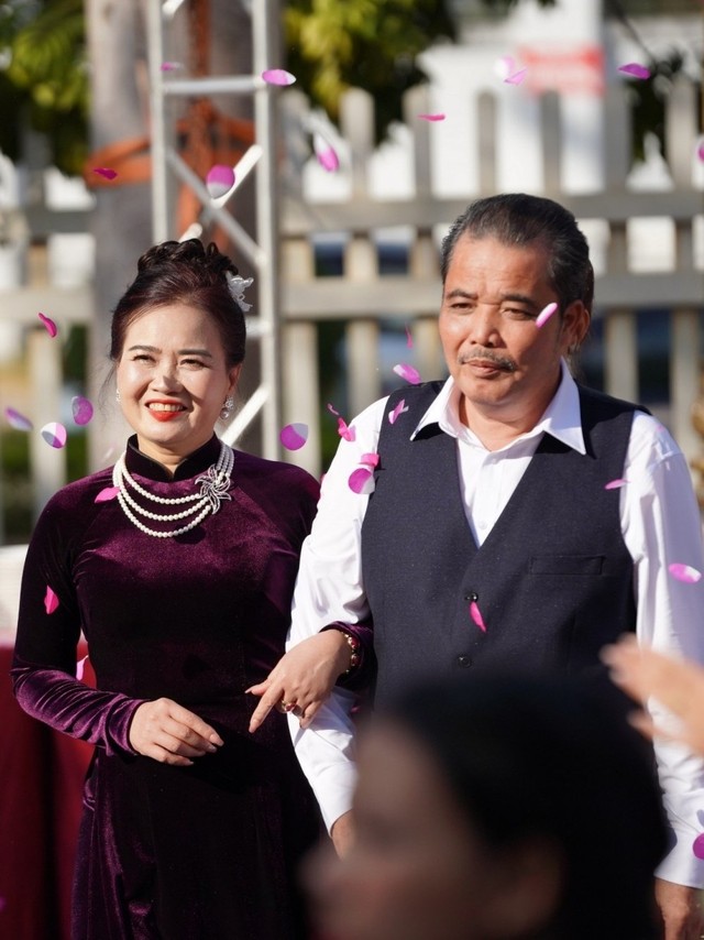 Đám cưới ngọc trai “gây sốt” ở Điện Biên của 8 cặp đôi U50 - Ảnh 8.