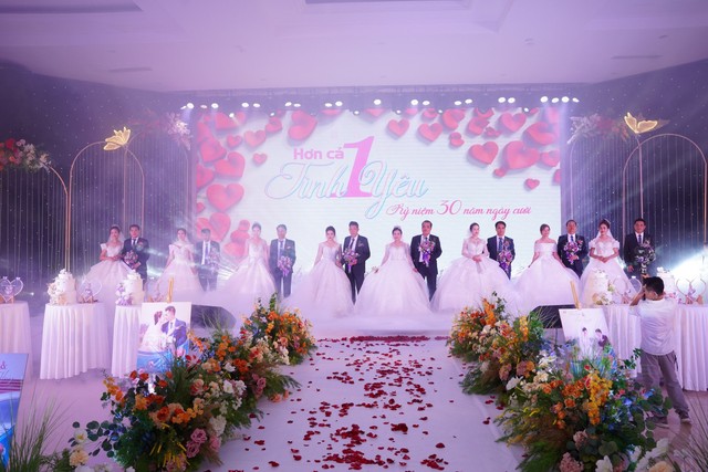 Đám cưới ngọc trai “gây sốt” ở Điện Biên của 8 cặp đôi U50 - Ảnh 5.