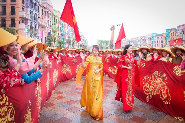 3.000 phụ nữ mặc áo dài xếp hình Rồng chào năm mới Giáp Thìn 2024

 - Ảnh 1.