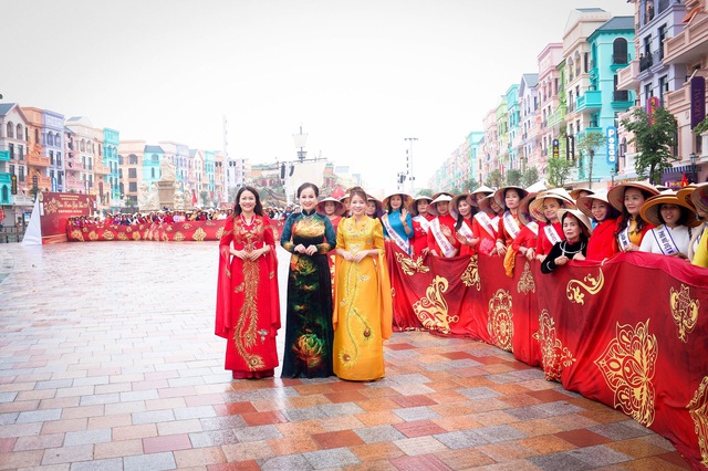 3.000 phụ nữ mặc áo dài xếp hình Rồng chào năm mới Giáp Thìn 2024

 - Ảnh 8.