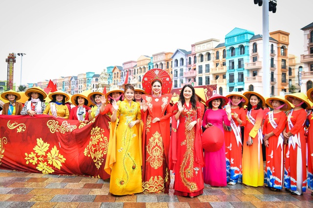3.000 phụ nữ mặc áo dài xếp hình Rồng chào năm mới Giáp Thìn 2024

 - Ảnh 7.