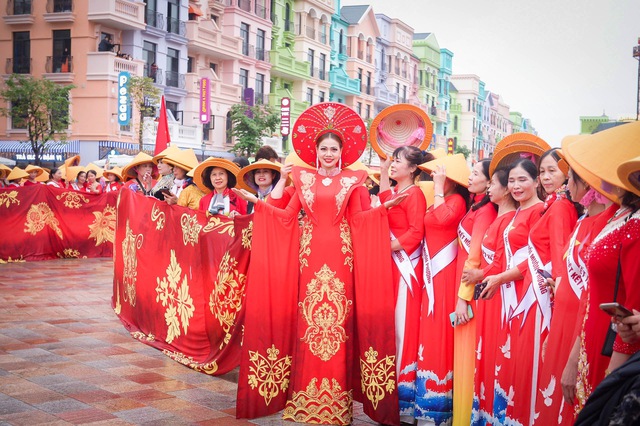 3.000 phụ nữ mặc áo dài xếp hình Rồng chào năm mới Giáp Thìn 2024

 - Ảnh 10.