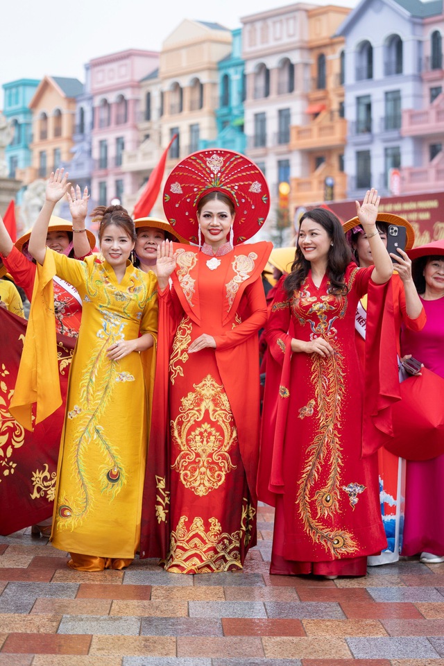 3.000 phụ nữ mặc áo dài xếp hình Rồng chào năm mới Giáp Thìn 2024

 - Ảnh 4.