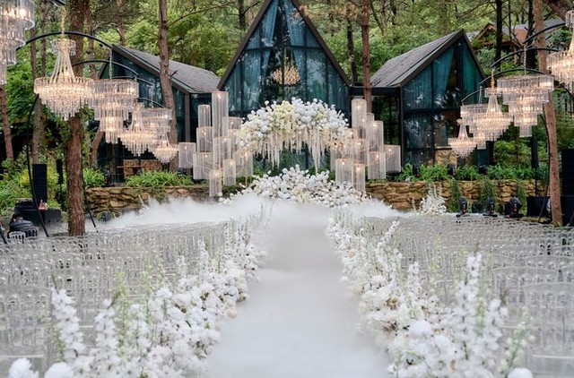 Ý nghĩa bó hoa cưới màu trắng mà 'yêu nữ hàng hiệu' Vũ Hạnh Nguyên vừa cầm trong đám cưới - Ảnh 1.
