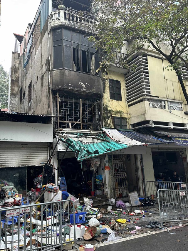Hà Nội: Cháy nhà trên phố cổ luc rạng sáng, 4 người tử vong thương tâm - Ảnh 1.