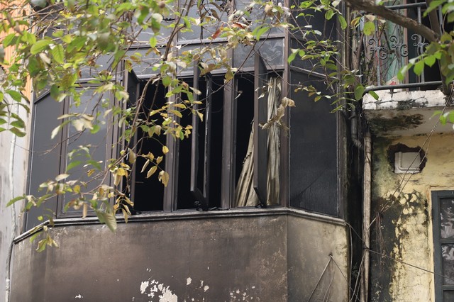 Vụ cháy ngôi nhà trên phố cổ, một khách đang ăn sáng nhìn thấy tầng 2 bốc cháy - Ảnh 3.