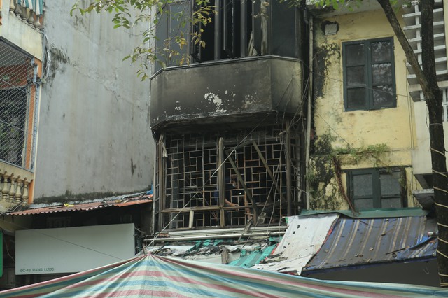 Vụ cháy ngôi nhà trên phố cổ, một khách đang ăn sáng nhìn thấy tầng 2 bốc cháy - Ảnh 2.