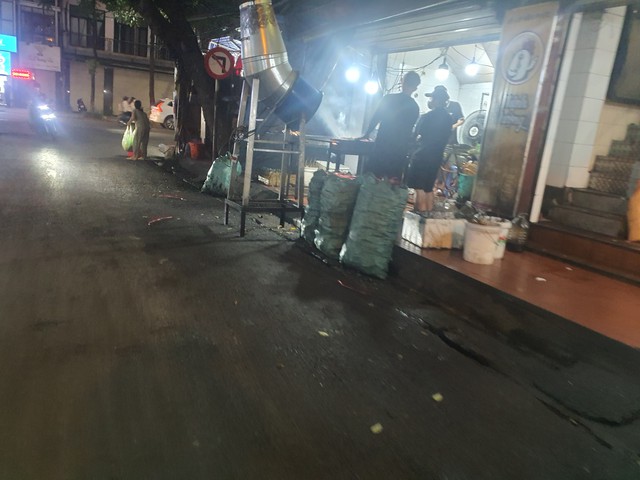 Hà Nội: Hình ảnh 'ám ảnh' ở các quán chân gà nướng ở phố Lý Văn Phức - Ảnh 13.