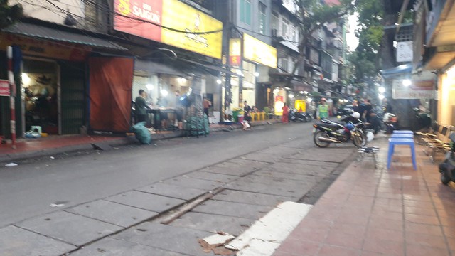 Hà Nội: Hình ảnh 'ám ảnh' ở các quán chân gà nướng ở phố Lý Văn Phức - Ảnh 1.