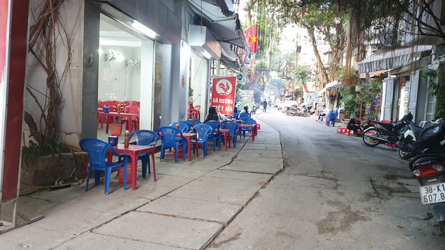Hà Nội: Hình ảnh 'ám ảnh' ở các quán chân gà nướng ở phố Lý Văn Phức - Ảnh 3.