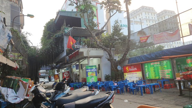 Hà Nội: Hình ảnh 'ám ảnh' ở các quán chân gà nướng ở phố Lý Văn Phức - Ảnh 7.